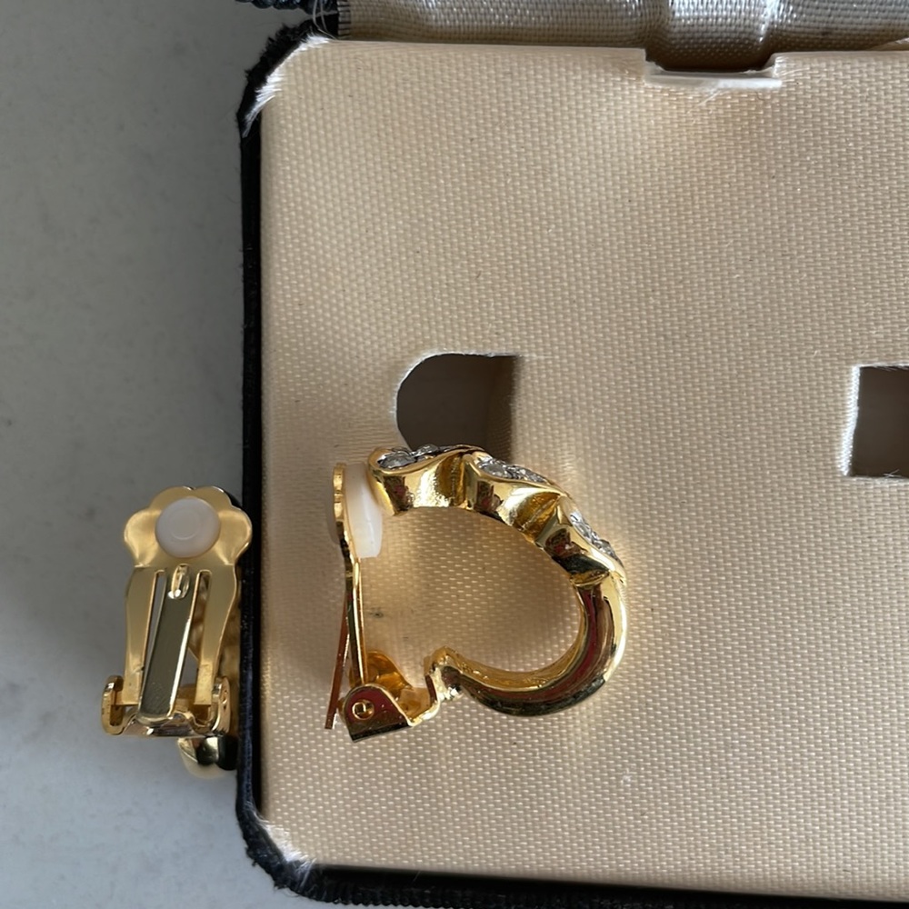 Vintage Oleg Cassini clip on earrings NWOT - Picture 4 of 4